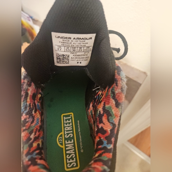 Under Armour Steph Curry 9 Flow Count It UA Sesame St 3024248-002 Size 4 Youth - Picture 6 of 9